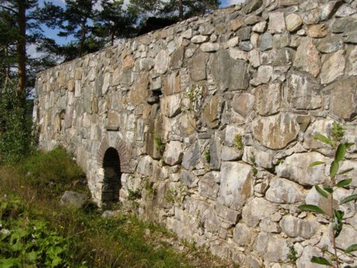 Basmo festning fra 1600-tallet skulle holde svenskene p&aring; avstand. Foto: T.V. Segalstad.