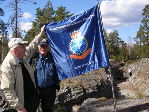 Fanen til SBSF vaiet over &Oslash;rje-fortet. Foto: T.V. Segalstad.